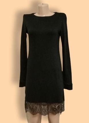 Шикарное чёрное трикотажное платье с гипюровой отделкой по подолу.