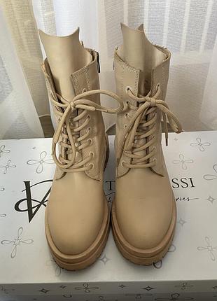 Шкіряні утеплені чоботи на шнуровці vitto rossi