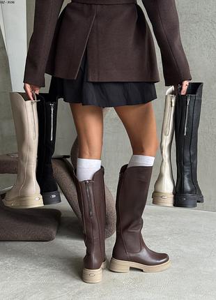 Абсолютный хит 🔥чоботи високі
отлично смотрятся на ноге! и неважно под какой стиль одежды, 
ведь это универсальная модель под все👌