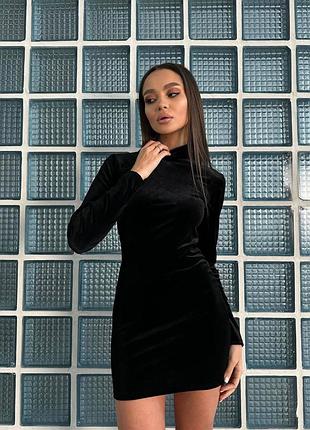 Черное платье с акцентной спинкой