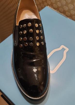 Туфлі жіночі лофери чорна лакована шкіра з металевими заклепками розмір 37