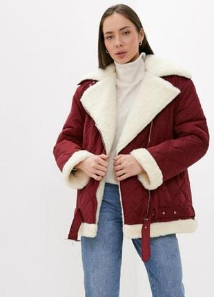Стильная женская куртка-дублянка бордового цвета