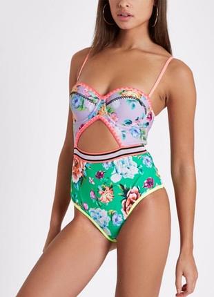 Яскравий суцільний купальник з квітковим принтом river island purple floral swimsuit