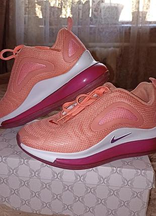 Спортивні кросівки