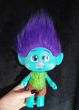 Лялька троля на ім'я цвіт (branch) з анімаційного фільму "тролі: світове турне".