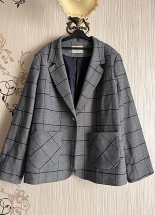 Стильний сірий піджак у темно-синю клітинку