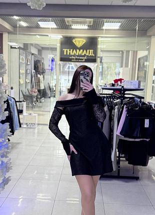 Міні-сукня облягаючого крою з мереживними рукавами та манжетами