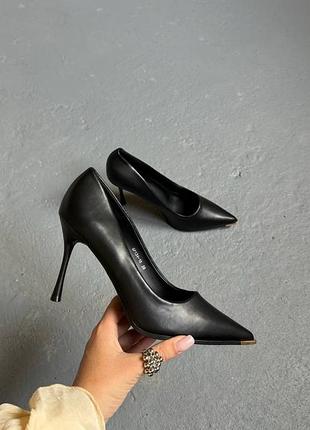 Чорні туфлі човники на каблуку базові туфлі на підборах туфельки чорні туфлі лодочки на шпильці класичні туфлі чорні