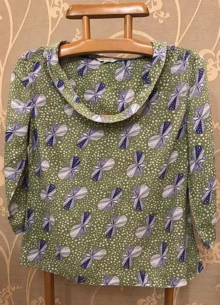 Очень красивая и стильная брендовая блузка в бабочках..100% вискоза.