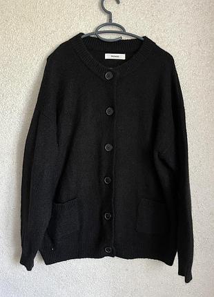 Теплий чорний кардиган на ґудзиках