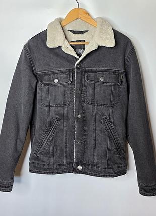 Серая джинсовая куртка на искусственном меху sinsay мужская