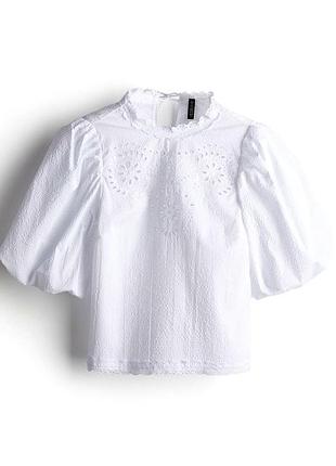 Білий топ з пишними рукавами та вишивкою