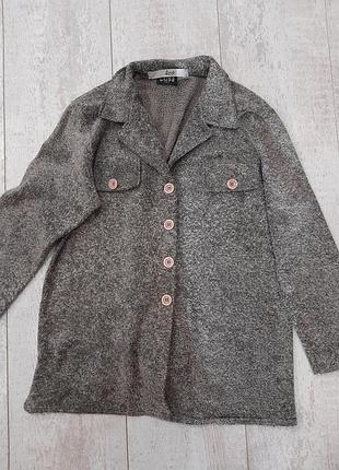 Стильная рубашка с разрезами по бокам