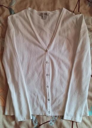 Базовый белый кардиган на заклепках