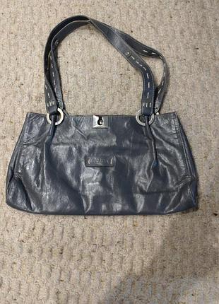 Кожаная винтажная сумка prada серого цвета