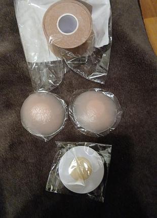 Тейпы и наклейки на грудь