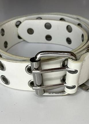 Білий шкіряний ремінь bershka з металевими вставками