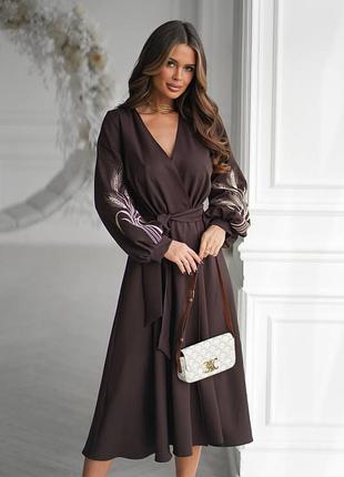 Сукня на запах з вишивкою