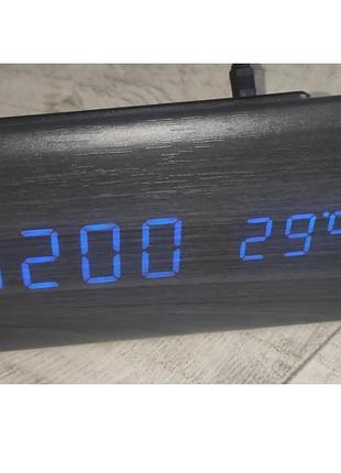 Годинник настільний електронний vst-861 у вигляді трикутного дерев'яного бруска з температурою чорне синє світло.