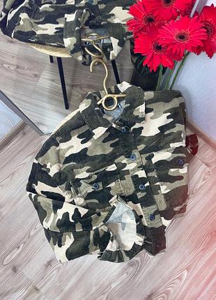 Вкорочена камуфляжна вельветова сорочка від bershka