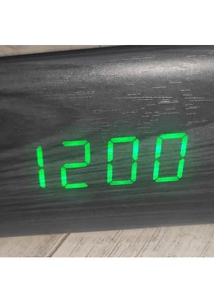 Годинник електронний настільний vst-864 у вигляді дерев'яного трикутного бруска з температурою, чорний зелене світло