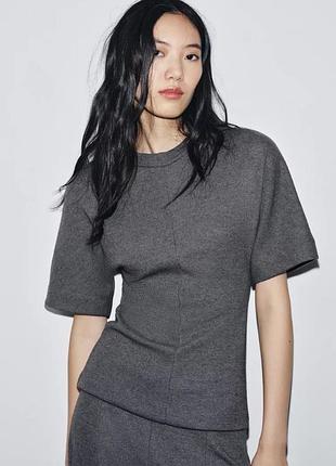 М'який приталений топ з короткими рукавами