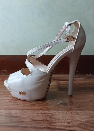 Туфлі на високому каблуці