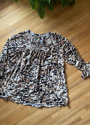 Блузка evans з абстрактним принтом, легка і зручна, з завʼязками та v подібним вирізом