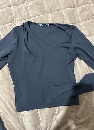 Топ з розрізом біля шиї