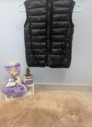 Жилетка fanghanfu черная с капюшоном - легкая, теплая и стильная. материал 100% полиэстер, наполнитель искусственный пух. размеры s, m. ✅