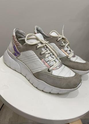 Кросівки світлі шкіряні braska