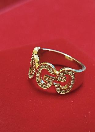Каблучка золотистого кольору з фіанітами.