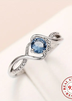 Женское кольцо из серебра 925 пробы с синим камишком