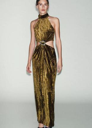 Платье средней длины с вырезами и украшениями