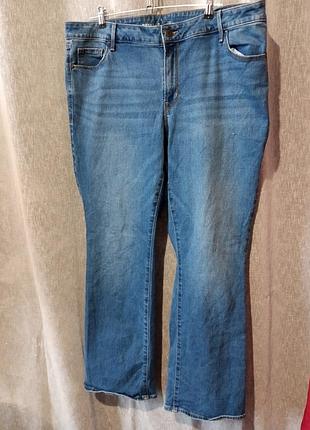 Джинсы женские расклешенные.