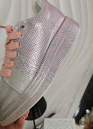 Кроссовки в камнях