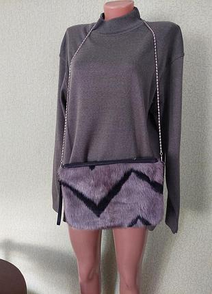 Меховая сумка-клатч alpini серого цвета с черным узором и металлической цепочкой.