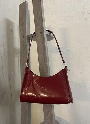 Сумка багет женская красная лаковая через плечо с длинным ремешком