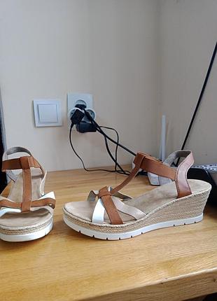 Босоніжки жіночі