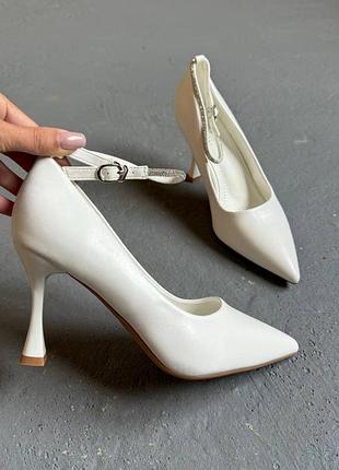 Туфли білі туфлі на шпильці світлі туфельки з стразами туфлі човники на каблуку туфлі лодочки на підборах базові туфельки білі туфлі з камінчиками