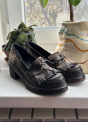 Шкіряні лофери з натуральним хутром на каблуку, розмір 39