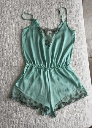 Атласний болі julia