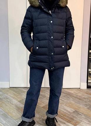 Теплая женская куртка средней длины с капюшоном tommy hilfiger, m