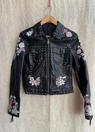 Куртка кожзам в вышитых цветах