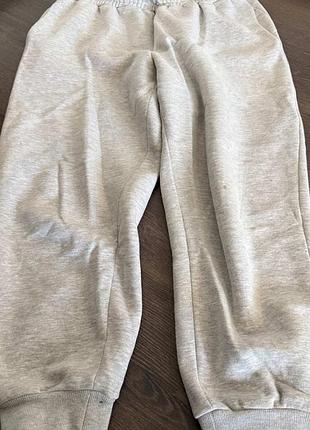 Женские спортивные штаны серого цвета на лесу размера xl