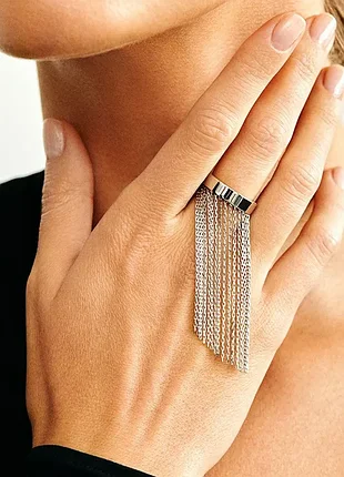 Стильное кольцо с подвесками-цепочками