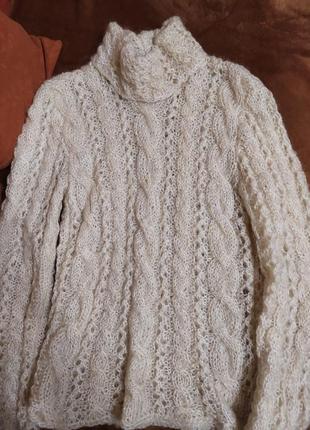 Теплый свитер с косами
