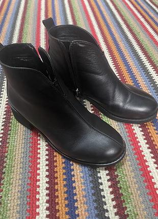 Чорні модні напівчеревики з натуральної шкіри з низьким каблуком.