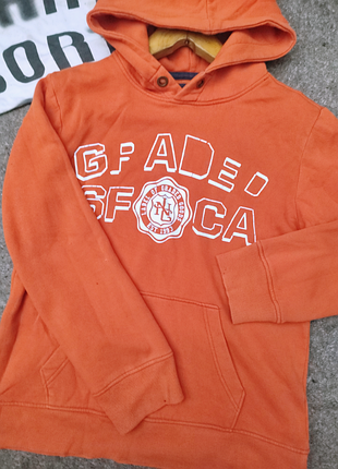 Яркая толстовка