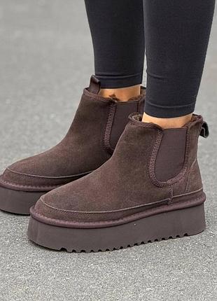 Шоколадні замшеві уггі    натуральна замша висота підошви 5 см